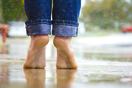 rain_bare_feet_